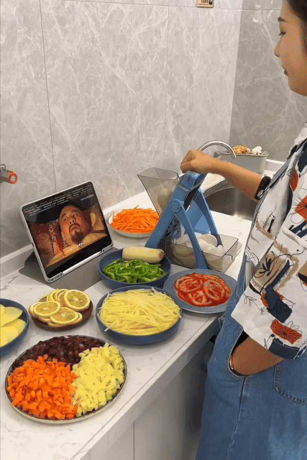 Animated supplier demonstration for adjustable vegetable slicer